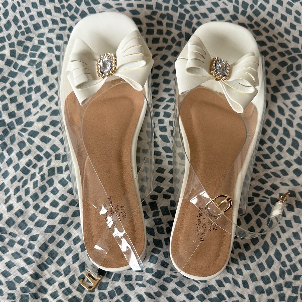 Chic White Sandals with Bow and Jewel Accent